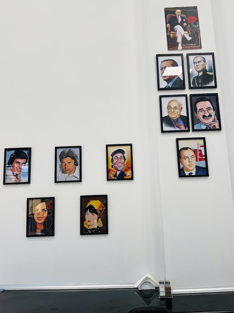 Duvarda Atatürk portresi ve Yeşilçam karikatürleri