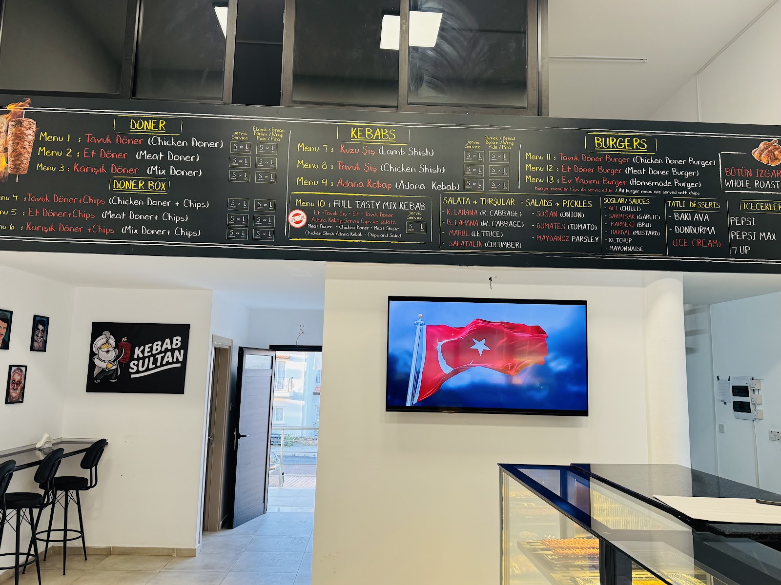 Tasty Corner'ın tezgah üstü kara tahta menüsü